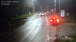 Samochód uderzający w napęd rogatki.