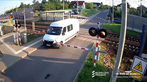 Wola Filipowska: wjechał pod pociąg. 60 opóźnionych składów film z Youtube
