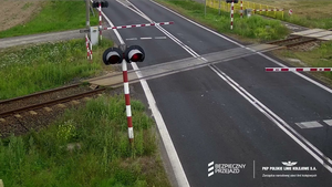 Grodzisk Wielkopolski: kierowca wyłamał rogatkę i zatrzymał się na przejeździe film z Youtube