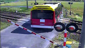 Inowrocław: zawodowiec ryzykował życiem pasażerów na przejeździe film z Youtube