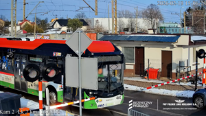 Autobus utknął na przejeździe z zamkniętymi rogatkami