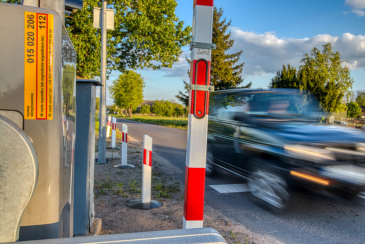 Żółta naklejka PLK pozwala na szybką i precyzyjną lokalizację przejazdu, którego dotyczy zgłoszenie.