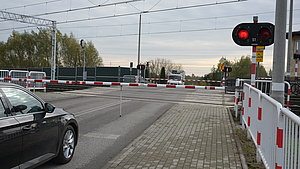 Zamknięty przejazd kolejowo-drogowy, przed nim samochód