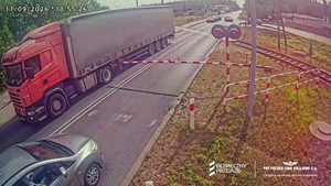 Tuchola: ciężarówka utknęła między rogatkami film z Youtube