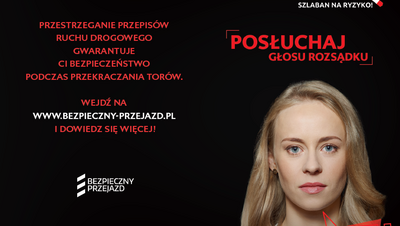 Wycinek ulotki kampanijnej, tekst z lewej strony " Przestrzeganie przepisów ruchu dorgowego gwarantuje Ci bezpieczeństwo podczas przekraczania torów. Z prawej twarz kobiety.