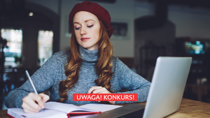 Kobieta przy laptopie, pisze opowiadanie w zeszycie