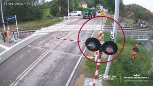 Pszczyna: ciągnik wjechał na przejazd i wyłamał rogatkę film z Youtube