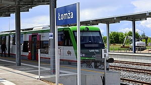 Pociąg przy peronie na stacji Łomża