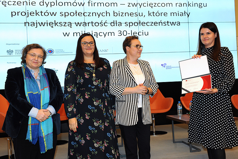 Gabriela Juszczuk odbierająca wyróżnienie