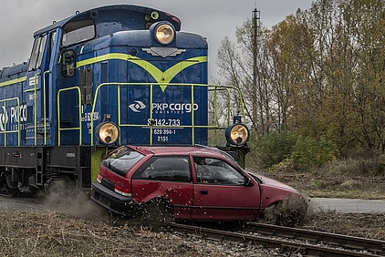 Ujęcie z chwili uderzenia lokomotywy w samochód.