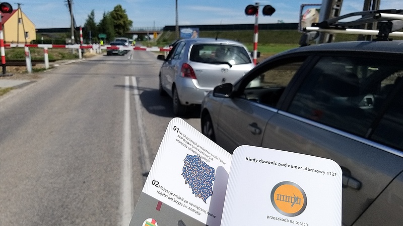 Folder kampanijny na tle przejazdu.