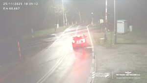 Nowy Żylin: pijany kierowca zniszczył urządzenia na przejeździe. Tysiące złotych strat film z Youtube