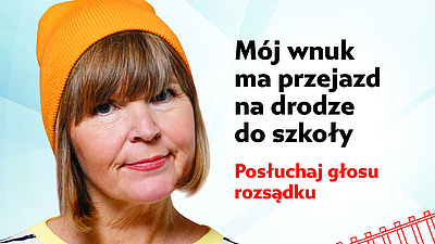 Starsza kobieta, napis -Mój wnuk ma przejazd na drodze do szkoły. Posłuchaj głosu rozsądku