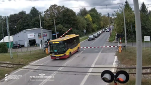 Łódź: autobus utknął pod rogatkami film z Youtube