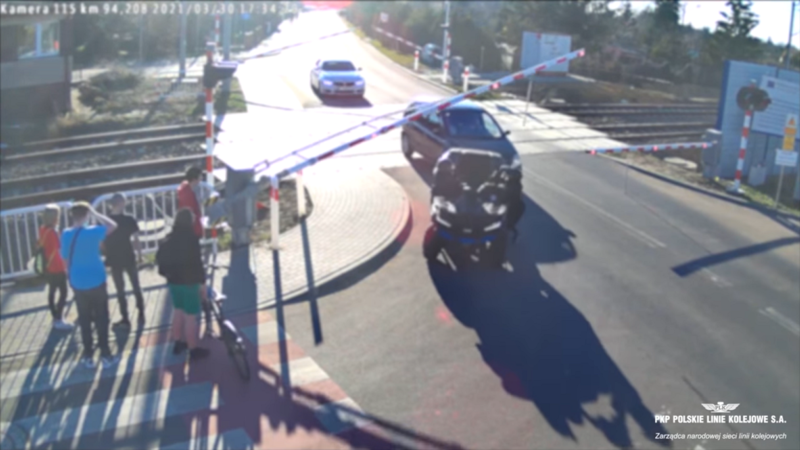 Kadr z filmu. Samochód pod rogatkami.