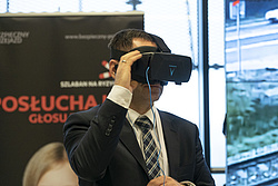 Uczestnik kongresu korzystający z okularów VR