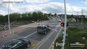 Łomża: kierowca zignorował opadające rogatki! film z Youtube