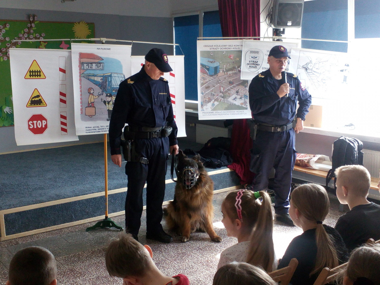2 funkcjonariuszy SOK z psem podczas prelekcji w szkole