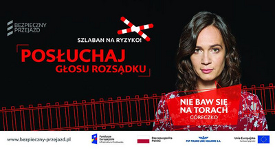Billbord kampanii, tekst Nie baw się na torach córeczko, postać kobiety