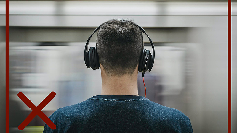 Człowiek ze słuchawkami na uszach