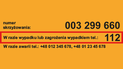 Wzór żółtej naklejki PLK (nr skrzyżowania, W razie wypadku lub zagrożenia wypadkiem tel: 112, W razie awarii - przykładowy nr tel. Czarne napisy na żółtym tle.